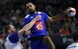Le Français Melvyn Richardson tente de marquer face à l'Islande au Mondial de handball, le 20 janvier 2019 à Cologne