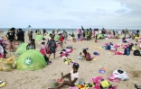 Des enfants invités à Deauville par le Secours populaire dans le cadre des "Journées des oubliés des vacances", le 23 août 2017
