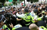 Heurts entre policiers et manifestants lors d'un rassemblement en soutien au groupe pro-palestinien Palestine Action, alors que le gouvernement britannique devrait annoncer l'interdiction du groupe, le 23 juin 2025 à Londres 