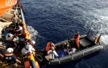 Image fournie par la Croix rouge italienne de migrants secourus au large de la Libye, le 18 août 2016