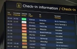 Un panneau affiche les informations de vol à l'aéroport de Copenhague, au Danemark, le 23 septembre 2025