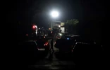 Des policiers et secouristes sur le site où des migrants ont été retrouvés morts dans un camion, le 28 juin 2022 à San Antonio, au Texas