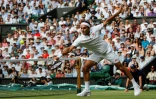 Le Suisse Roger Federer contre le Japonais Kei Nishikori en quarts de finale de Wimbledon, le 10 juillet 2019