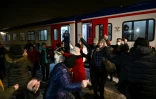 Des passagers de l'Express de l'Est dansent sur le quai de la gare d'Erzurum, en Turquie, le 6 janvier 2022