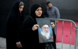 Une femme tient un portrait de l'ayatollah iranien défunt Ali Khamenei, à la veille de son cortège funèbre, tandis que des personnes en deuil se rassemblent au mausolée de l'imam Hussein, dans la ville sainte de Karbala, en Irak, le 7 juillet 2026