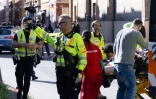 Des secouristes sur les lieux où un conducteur a renversé et blessé huit personnes, le 16 mai 2026 à Modène, dans le nord de l'Italie  