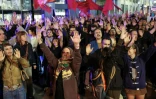 Des manifestants lèvent les bras lors d'un rassemblement de protestation et de recueillement, après avoir appris le décès de la retraitée Maricarmen Abascal, expulsée de son logement, dans un hôpital à Madrid, le 7 octobre 2026