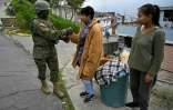 Un militaire salue un habitant dans le quartier de Lucha de los Pobres, dans le sud de Quito, le 12 janvier 2024