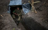 Un soldat ukrainien de la 57e brigade d'infanterie motorisée dans une tranchée près de Bakhmout,le 13 avril 2023 dans la région de Donetsk