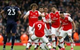 L'attaquant français d'Arsenal, Alexandre Lacazette (c, de dos), fête son but avec des équipiers lors du match de Premier League face à West Ham, à Londres, le 7 mars 2020