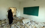 Un membre du personnel inspecte une école endommagée lors du conflit au Yémen à l'occasion de la rentrée scolaire à Taëz, dans le sud-ouest du pays le 16 septembre 2018
