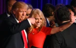 Donald Trump et sa directrice de campagne Kellyanne Conway waves au Hilton Midtown, le 9 novembre 2016 à New York