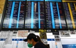 Panneaux d'affichage indiquant l'annulation des vols en partance et à destination de l'aéroport international de Hong Kong le 12 août 2019