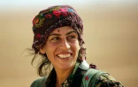 Chirine, 25 ans, membre des unités de protection de la femme kurde (YPJ) près du village syrien de Mazraat Khaled, à environ 40 km de Raqa, le 9 novembre 2016