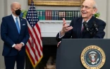 Le juge Stephen Breyer, le jour de la confirmation de sa retraite, avec Joe Biden à la Maison Blanche, le 27 janvier 2022