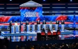 L'ensemble des candidats démocrates pour la présidentielle américaine, avec de gauche à droite Cory Booker, Tulsi Gabbard, Amy Klobuchar, Pete Buttigieg, Elizabeth Warren, Joe Biden, Bernie Sanders, Kamala Harris,Andrew Yang et Tom Steyer, lors d'un débat à Atlanta, en Géorgie, le 20 novembre 2019