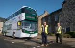 David Phillips (g), directeur opérationnel de l'opérateur de bus First Aberdeen et Philip Bell, conseiller local et Monsieur Hydrogène d'Aberdeen, devant un bus "double decker" à hydrogène, le 5 novembre 2020 à Aberdeen, en Ecosse 