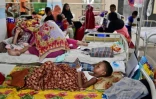 Une fillette atteinte de la dengue soignée à l'hôpital Mugda à Dacca, le 3 octobre 2023