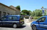 Des gendarmes sécurisent les lieux d'une fusillade mortelle lors d'une fête de mariage à Goult, dans le Vaucluse, le 22 juin 2025