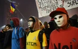 Des manifestants expriment leur colère contre la classe politique roumaine, le 7 novembre 2015 à Bucarest, habillés aux couleurs du drapeau national