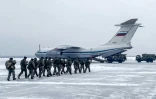 Des parachutistes russes embarquent pour le Kazakhstan, à l'aéroport militaire Tchkalovski près de Moscou, le 22 janvier 2022. Photo du ministère russe de la Défense