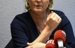 La présidente du Front national Marine Le Pen lors d'une conférence de presse à Calais (Pas-de-Calais) le 2 novembre 2017