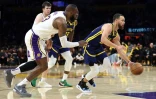 Stephen Curry (D), des Golden State Warriors, poursuivi par LeBron James (G), des LA Lakers, lors d'un match de saison régulière de NBA, le 16 mars 2024 à Los Angeles