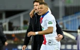 L’entraĂ®neur argentin du Paris Saint-Germain, Mauricio Pochettino, fĂ©licite Kylian MbappĂ©, après son but marquĂ© contre Montpellier en demi-finale de la Coupe de France, le 12 mai 2021 au stade de La Mosson