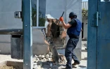 Un expert en explosifs ukrainien extrait des fragments d'un missile russe d'une maison près de Kharkiv, le 8 mai 2022