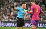 L'arbitre Szymon Marciniak talks et le gardien allemand du Bayern Munich Manuel Neuer lors de la demi-finale de Ligue des champions contre le Real Madrid, le 8 mai 2024 au stade Santiago Bernabéu de Madrid