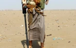 Un membre des forces yéménites progouvernementales utilise un détecteur pour chercher des mines, dans la banlieue est de Hodeida, le 14 novembre 2018