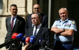 Le ministre de l'Intérieur Bruno Retailleau, avec le préfet de police de Paris Laurent Nuñez (derrière lui au centre), parle à la presse à la veille du mouvement "Bloquons tout", le 9 septembre 2025 à Paris