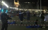 Policiers et pompiers sur le lieu de l'attentat le 15 juillet 2016 à Nice