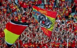 Des supporters de Lens rassemblés avant la finale de la Coupe de France opposant le RC Lens à l'OGC Nice au Stade de France, à Saint-Denis, le 22 mai 2026 en Seine-Saint-Denis