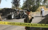 Des membres des forces de sécurité libanaises et des experts médico-légaux inspectent une voiture détruite par une frappe aérienne israélienne, près de la ville côtière de Damour, au sud de Beyrouth, le 22 avril 2025