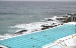 Des nageurs à la pisicine de Bondi Beach, à Sydney, à l'issue de quatre mois de confinement, le 11 octobre 2021 en Australie