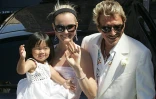 Johnny Hallyday, sa femme Laeticia et leur fille Jade, aux Baux-de-Provence le 29 juillet 2006