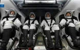 (g-d) Image d'une vidéo diffusée le 23 avril 2021 par la Nasa des astronautes Thomas Pesquet, Megan McArthur, Shane Kimbrough et Akihiko Hoshide dans la capsule Crew Dragon avant le lancement de la fusée SpaceX Falcon 9 au centre spatial Kennedy, en Floride