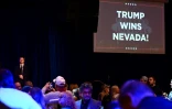 Un écran affiche "Trump remporte le Nevada" lors d'une soirée à l'occasion des caucus dans le Nevada, le 8 février 2024 à Las Vegas