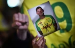 Une photo d'Emiliano Sala sous le maillot de Nantes brandie le 22 janvier 2019