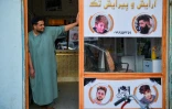 Un coiffeur attend le client au seuil de son salon, à Hérat en Afghanistan le 19 septembre 2021