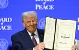 Le président américain Donald Trump présente la charte de son "Conseil de paix" le 22 janvier 2026 à Davos, en Suisse