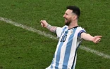 Lionel Messi célèbre la victoire de l'Argentine contre la France en finale du Mondial-2022 au Qatar le 18 décembre 2022 à Doha