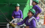 Adriana Perez (c) et deux autres femmes travaillent à la mine d'émeraudes de Muzo, le 19 décembre 2017 en Colombie