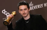 L'acteur franco-américain Timothée Chalamet pose avec le prix du meilleur acteur dans une comédie pour "Marty Supreme" lors de la 83e cérémonie des Golden Globes à Beverly Hills, en Californie, le 11 janvier 2026