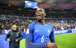 Le milieu des Bleus, Paul Pogba, buteur face à la Suède en qualif du Mondial-2018, ovationné par les supporters à la fin du match au Stade de France, le 11 novembre 2016