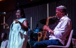 Le saxophoniste Thierno Koité, du groupe  Orchestra Baobab, se produit aux côtés de la chanteuse Korka Dieng, lors d'un concert au club Just For You le 27 septembre 2026 à Dakar, au Sénégal