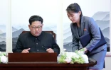 Le dirigeant nord-coréen Kim Jong Un, à gauche, avec sa soeur Kim Yo Jong, à Panmunjom, le 27 avril 2018, en Corée du Sud