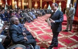 François Hollande (D) à l'Elysée lors d'une cérémonie de réintégration dans la nationalité française de 28 anciens tirailleurs sénégalais, le 15 avril 2017 à Paris
