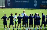 Le nouvel entraîneur des Girondins de Bordeaux, l'Uruguayen Gustavo Poyet (c) au milieu de ses joueurs à l'entraînement, le 29 juin 2018 au Haillan, près de Bordeaux 